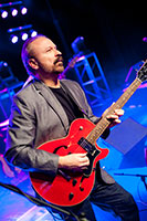 Daryl Stuermer playing guitar